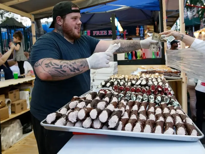 Cannoli, m&oacute;n tr&aacute;ng miệng gi&ograve;n ngọt đặc trưng của ẩm thực Sicily 11