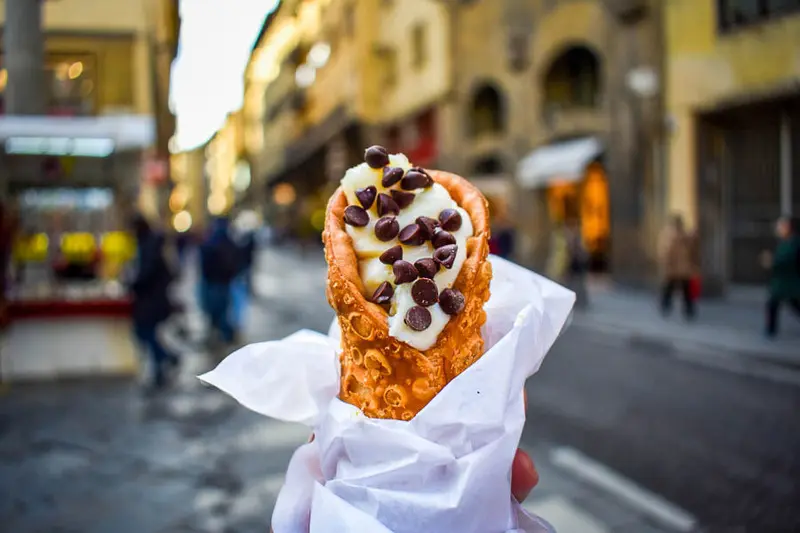 Cannoli, m&oacute;n tr&aacute;ng miệng gi&ograve;n ngọt đặc trưng của ẩm thực Sicily 12