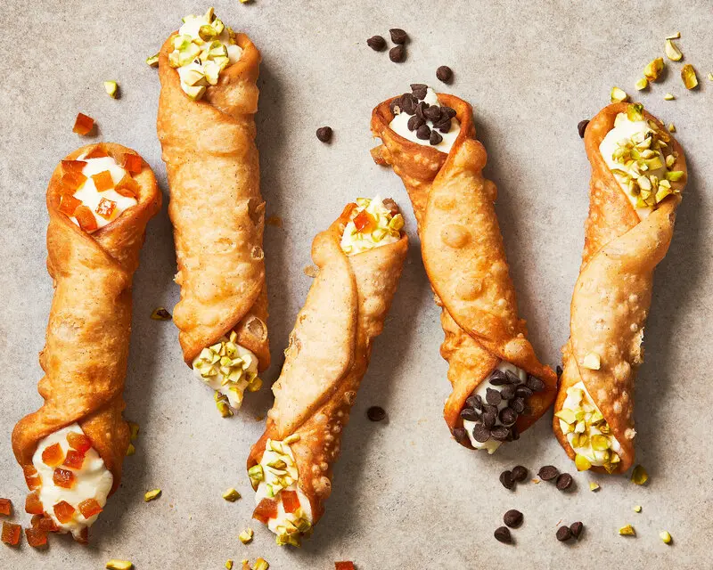 Cannoli, m&oacute;n tr&aacute;ng miệng gi&ograve;n ngọt đặc trưng của ẩm thực Sicily 2