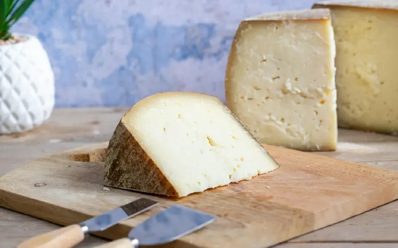 Casu Marzu: Phô mai giòi 'nguy hiểm' nhất thế giới từ Sardinia, Ý 9