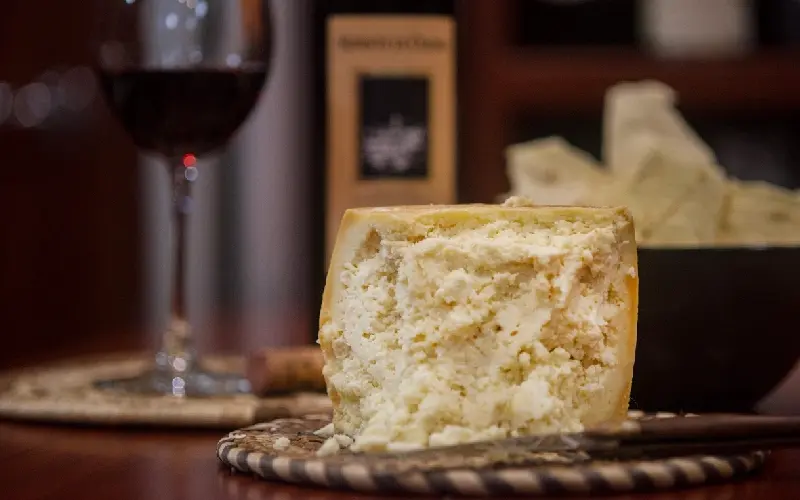 Casu Marzu: Phô mai giòi 'nguy hiểm' nhất thế giới từ Sardinia, Ý 8