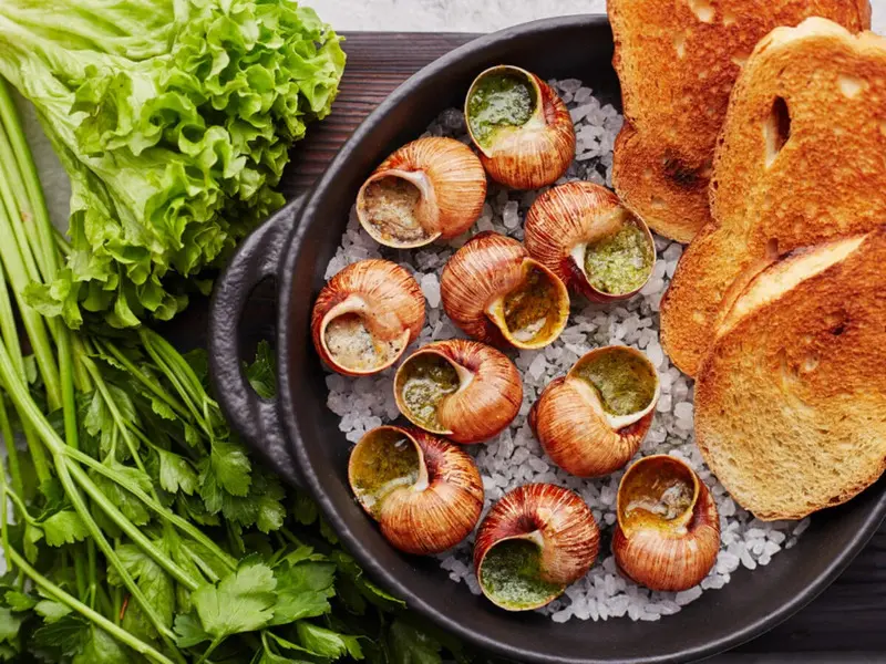 Escargot, m&oacute;n ốc s&ecirc;n tinh hoa của ẩm thực Ph&aacute;p cổ điển 4