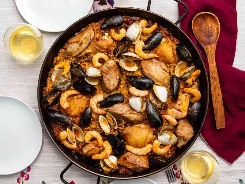 Paella: M&oacute;n cơm trứ danh của nền ẩm thực T&acirc;y Ban Nha 9