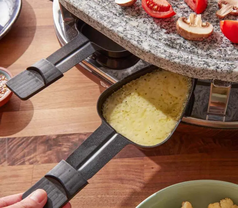Ph&ocirc; mai Raclette: Vũ điệu tan chảy của tinh hoa ẩm thực v&ugrave;ng Alps 3