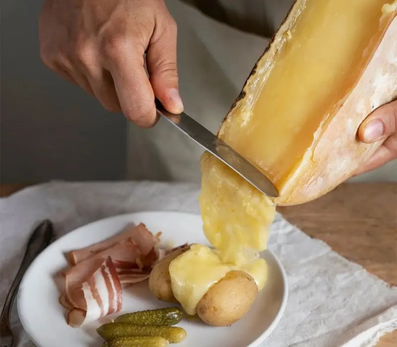 Ph&ocirc; mai Raclette: Vũ điệu tan chảy của tinh hoa ẩm thực v&ugrave;ng Alps 4