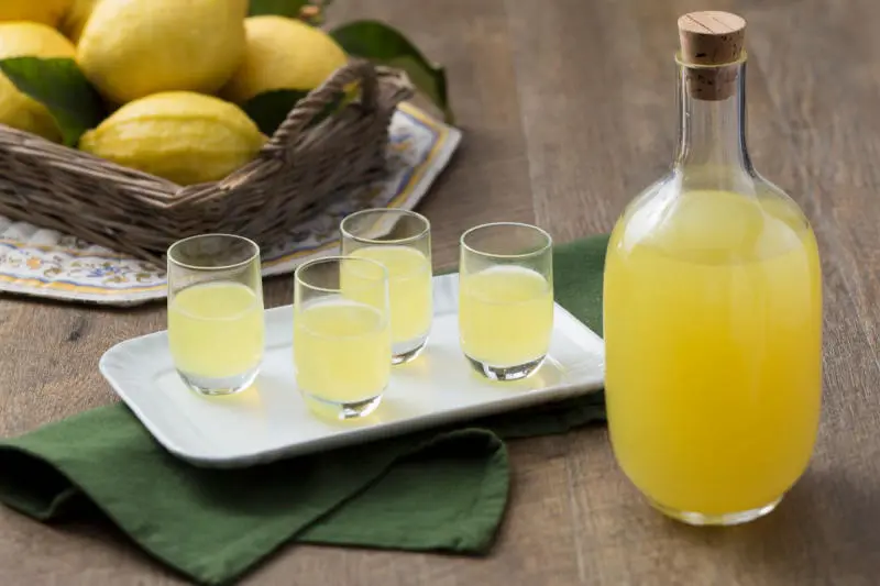 Thưởng thức rượu Limoncello thơm ngon đến từ nước &Yacute; 2