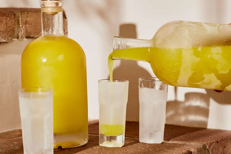Thưởng thức rượu Limoncello thơm ngon đến từ nước &Yacute; 5