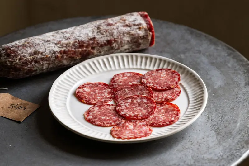 Thưởng thức salami, tinh hoa x&uacute;c x&iacute;ch &Yacute; mang đậm hương vị truyền thống 8