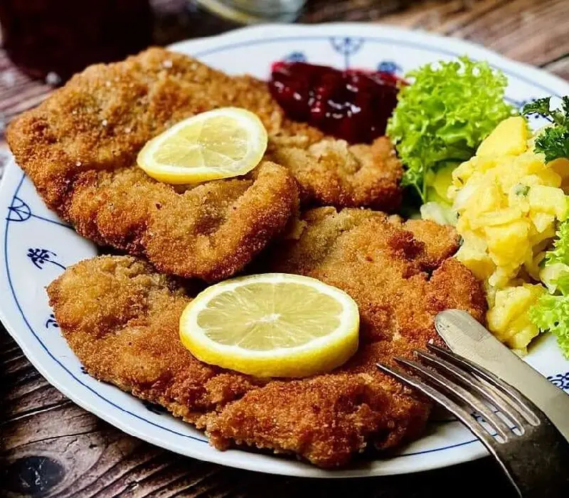Khám phá món thịt chiên Schnitzel kinh điển của Đức và Áo