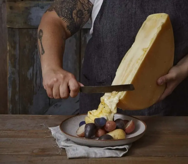 Phô mai Raclette: Vũ điệu tan chảy của tinh hoa ẩm thực vùng Alps