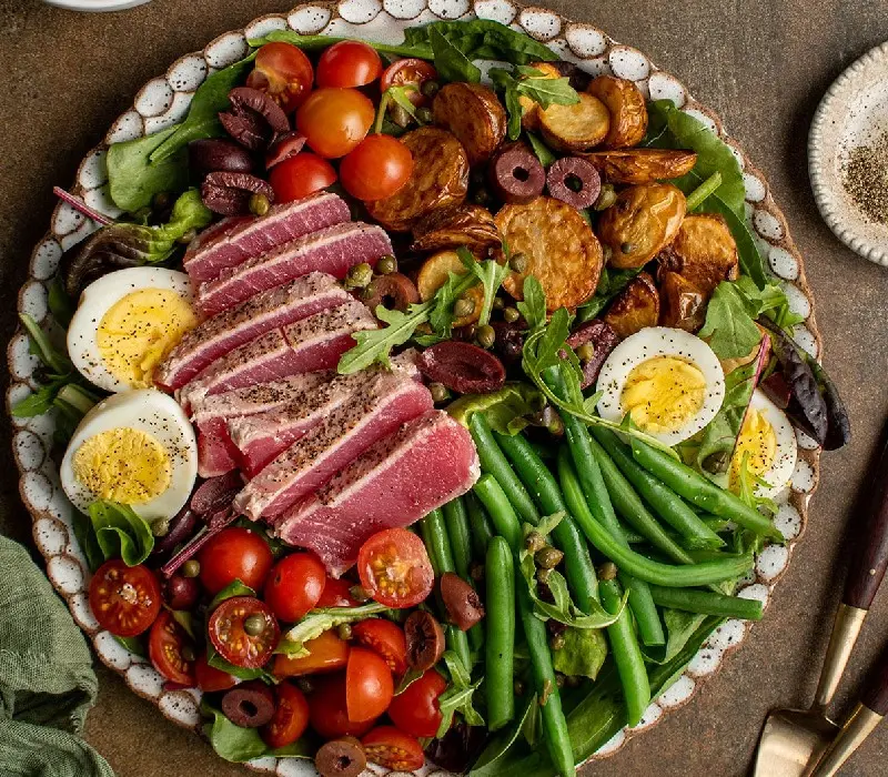 Salad Nicoise: Món ăn thanh mát từ thành phố Nice nước Pháp