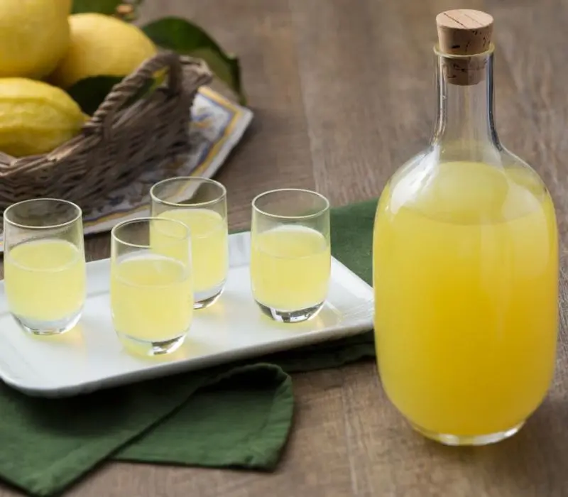 Thưởng thức rượu Limoncello thơm ngon đến từ nước Ý