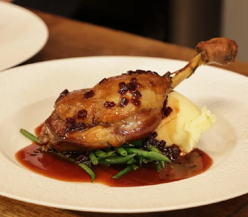 Vì sao Duck Confit là món ăn phải thử khi đến Pháp?