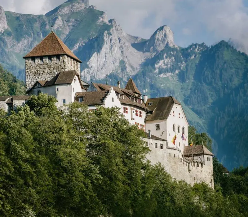 Công quốc Liechtenstein nhỏ bé nằm sâu trong dãy Alps tại châu Âu