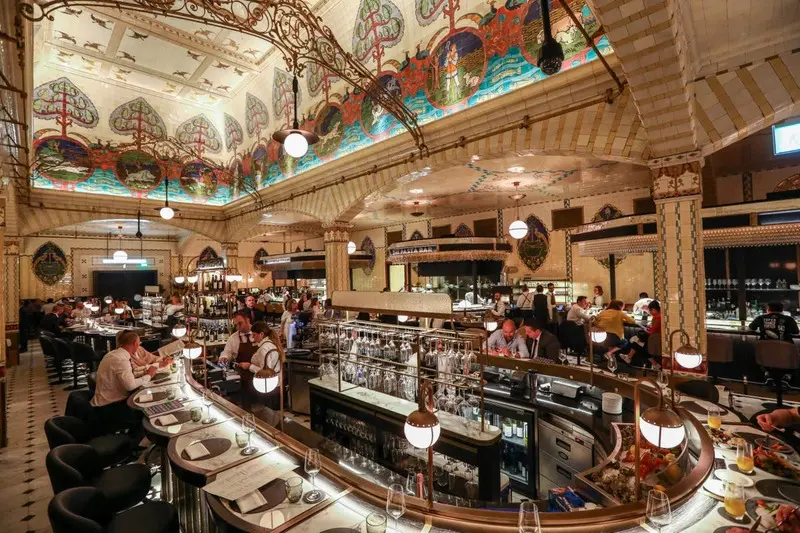B&aacute;ch h&oacute;a Harrods London thi&ecirc;n đường cho c&aacute;c t&iacute;n đồ mua sắm ở Anh 12