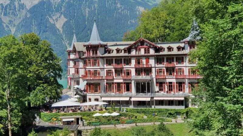 C&oacute; một n&agrave;ng thơ Iseltwald b&ecirc;n hồ Brienz l&atilde;ng mạn 8