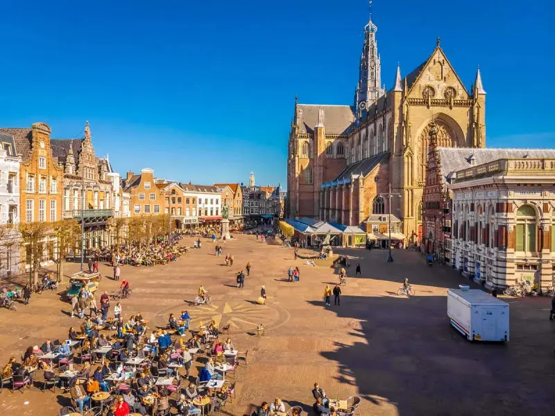 C&oacute; một th&agrave;nh phố Haarlem xinh đẹp giữa l&ograve;ng H&agrave; Lan 4