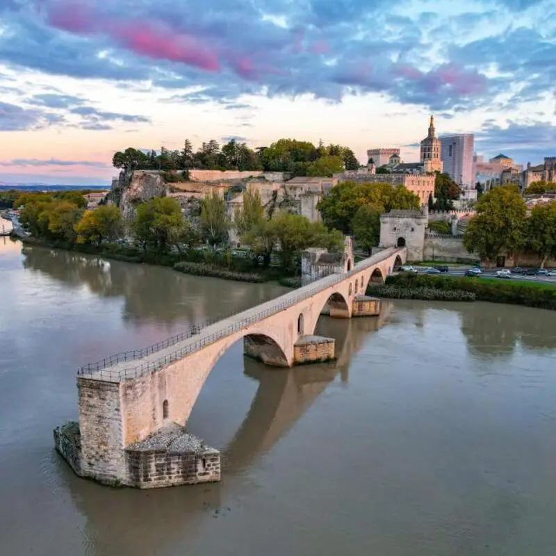 Du lịch Avignon kh&aacute;m ph&aacute; cuộc sống b&igrave;nh y&ecirc;n v&agrave; thơ mộng 11