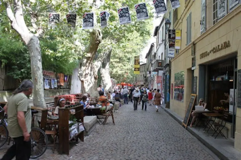 Du lịch Avignon kh&aacute;m ph&aacute; cuộc sống b&igrave;nh y&ecirc;n v&agrave; thơ mộng 18