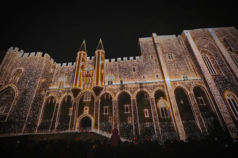 Du lịch Avignon kh&aacute;m ph&aacute; cuộc sống b&igrave;nh y&ecirc;n v&agrave; thơ mộng 23