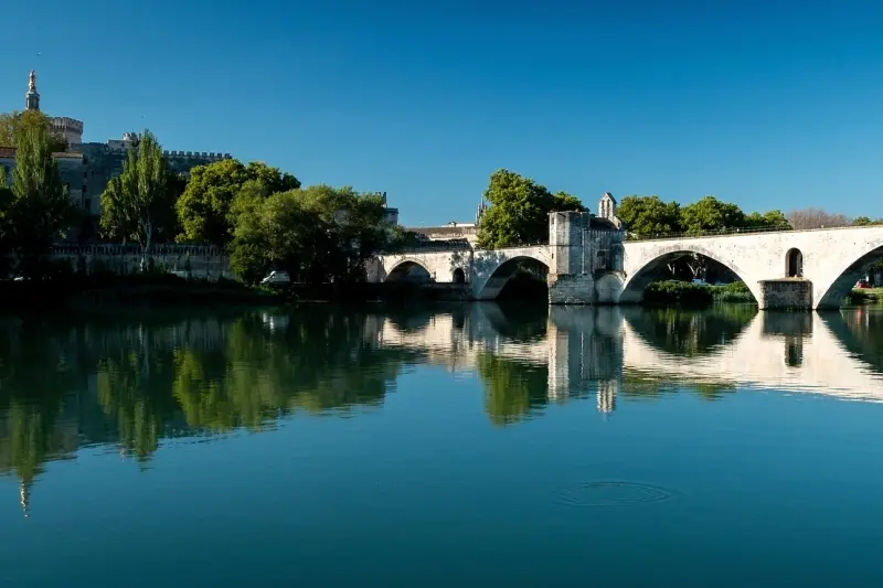 Du lịch Avignon kh&aacute;m ph&aacute; cuộc sống b&igrave;nh y&ecirc;n v&agrave; thơ mộng 19
