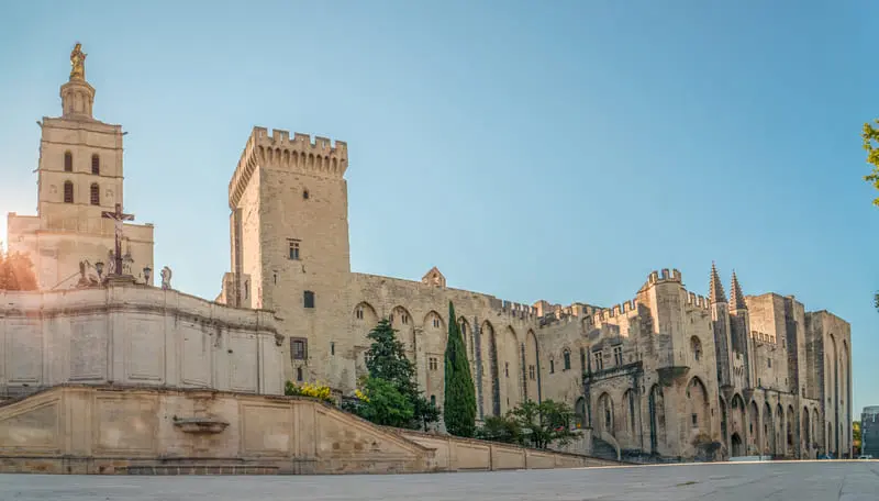 Du lịch Avignon kh&aacute;m ph&aacute; cuộc sống b&igrave;nh y&ecirc;n v&agrave; thơ mộng 5