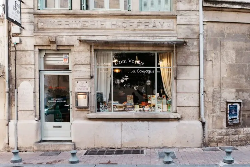 Du lịch Avignon kh&aacute;m ph&aacute; cuộc sống b&igrave;nh y&ecirc;n v&agrave; thơ mộng 14