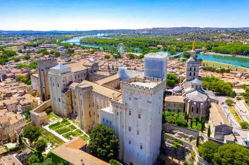 Du lịch Avignon kh&aacute;m ph&aacute; cuộc sống b&igrave;nh y&ecirc;n v&agrave; thơ mộng 2