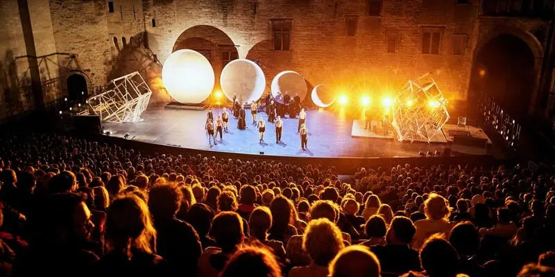 Du lịch Avignon kh&aacute;m ph&aacute; cuộc sống b&igrave;nh y&ecirc;n v&agrave; thơ mộng 21