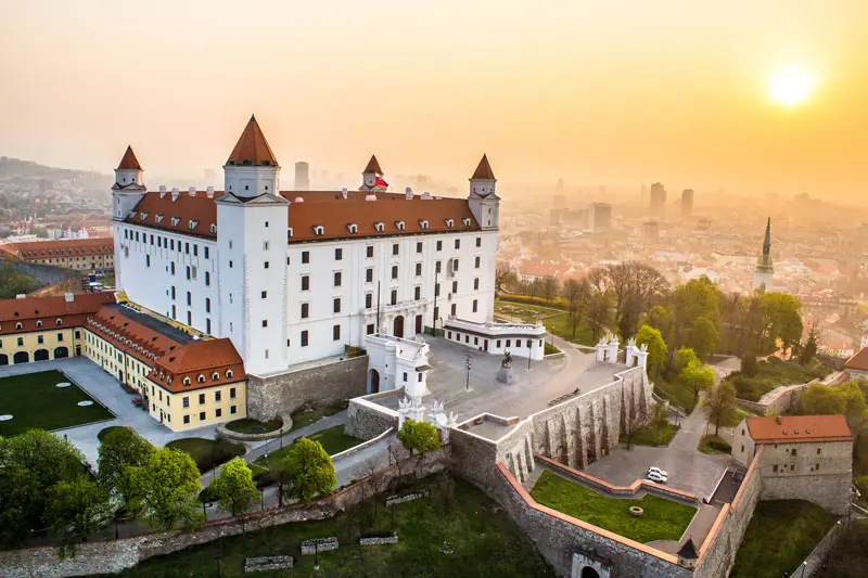 Du lịch Bratislava, kh&aacute;m ph&aacute; th&agrave;nh phố cổ k&iacute;nh của Slovakia 4