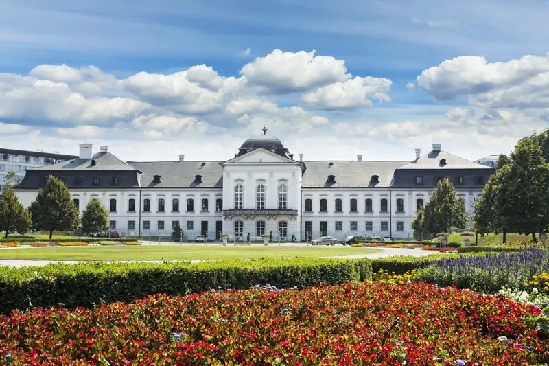 Du lịch Bratislava, kh&aacute;m ph&aacute; th&agrave;nh phố cổ k&iacute;nh của Slovakia 10