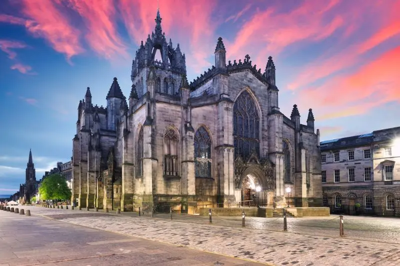 Edinburgh: Th&agrave;nh phố cổ lưu giữ linh hồn xứ Scotland 8