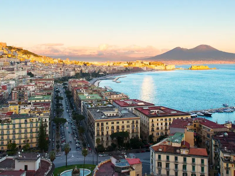 H&agrave;nh tr&igrave;nh kh&aacute;m ph&aacute; th&agrave;nh phố cảng Naples cổ k&iacute;nh của &Yacute; 3