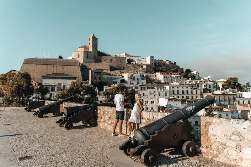 Ibiza, T&acirc;y Ban Nha: H&ograve;n đảo của hai sắc th&aacute;i b&igrave;nh y&ecirc;n m&agrave; sống động 5