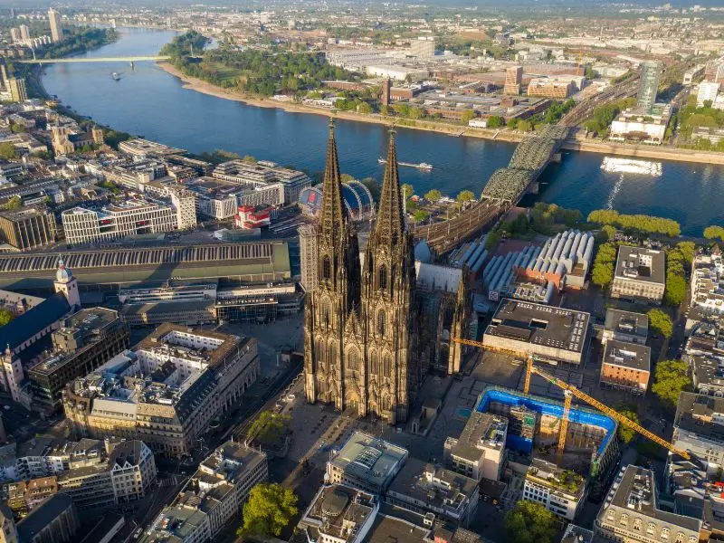 Kh&aacute;m ph&aacute; K&ouml;ln cổ k&iacute;nh b&ecirc;n d&ograve;ng s&ocirc;ng Rhine, Đức 3