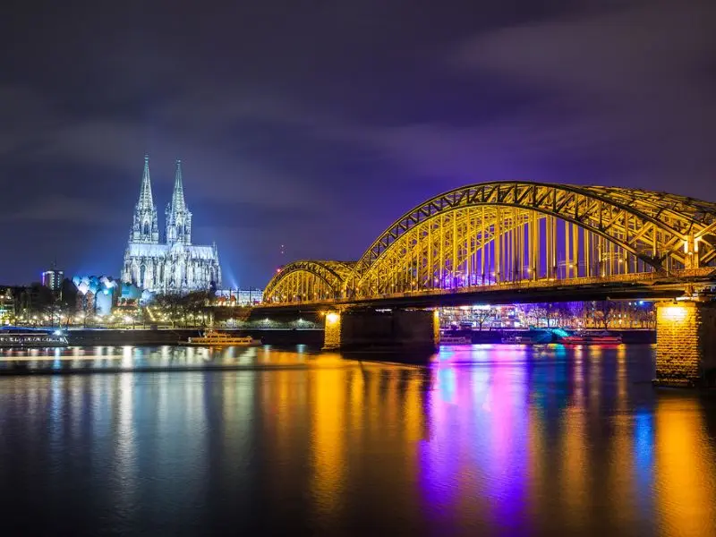 Kh&aacute;m ph&aacute; K&ouml;ln cổ k&iacute;nh b&ecirc;n d&ograve;ng s&ocirc;ng Rhine, Đức 8