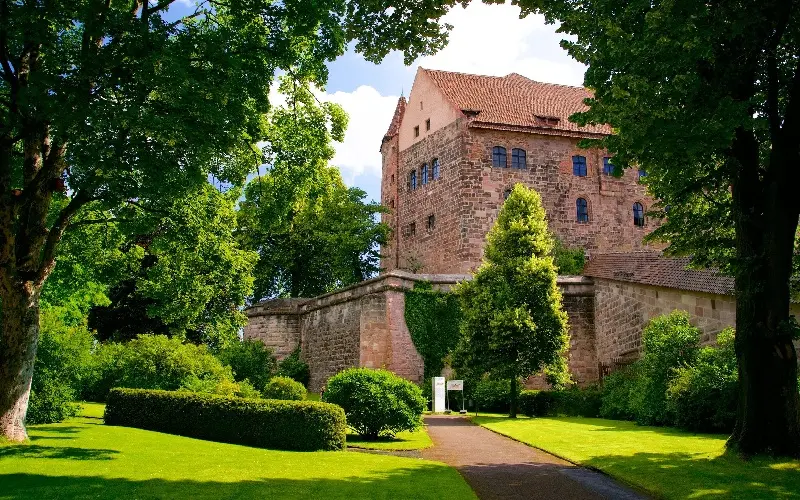 Kh&aacute;m ph&aacute; th&agrave;nh phố cổ k&iacute;nh Nuremberg trong l&ograve;ng nước Đức 5