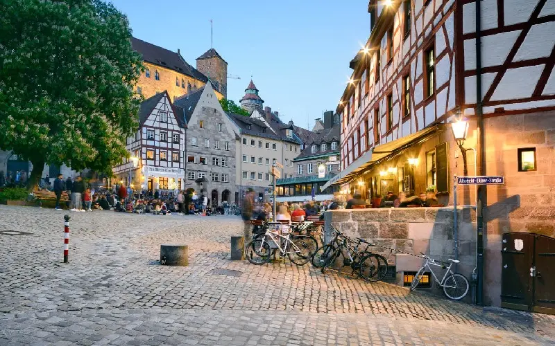 Kh&aacute;m ph&aacute; th&agrave;nh phố cổ k&iacute;nh Nuremberg trong l&ograve;ng nước Đức 4