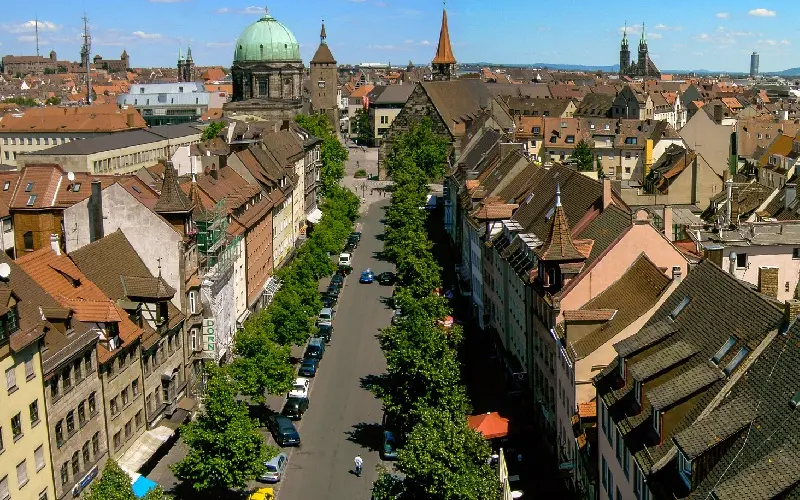 Kh&aacute;m ph&aacute; th&agrave;nh phố cổ k&iacute;nh Nuremberg trong l&ograve;ng nước Đức 2