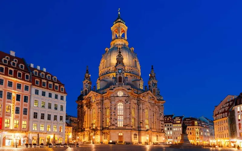 Kh&aacute;m ph&aacute; th&agrave;nh phố cổ k&iacute;nh Nuremberg trong l&ograve;ng nước Đức 7