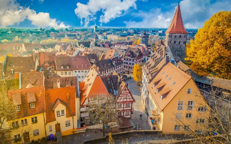 Kh&aacute;m ph&aacute; th&agrave;nh phố cổ k&iacute;nh Nuremberg trong l&ograve;ng nước Đức 12