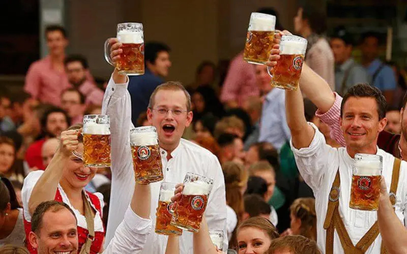 Kh&aacute;m ph&aacute; th&agrave;nh phố cổ k&iacute;nh Nuremberg trong l&ograve;ng nước Đức 11