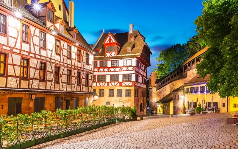 Kh&aacute;m ph&aacute; th&agrave;nh phố cổ k&iacute;nh Nuremberg trong l&ograve;ng nước Đức 3