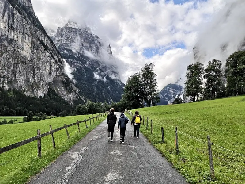Lauterbrunnen thị trấn cổ t&iacute;ch ẩn s&acirc;u trong d&atilde;y n&uacute;i Alps Thụy Sĩ 8