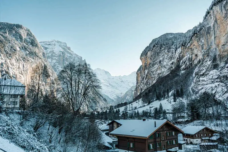 Lauterbrunnen thị trấn cổ t&iacute;ch ẩn s&acirc;u trong d&atilde;y n&uacute;i Alps Thụy Sĩ 5