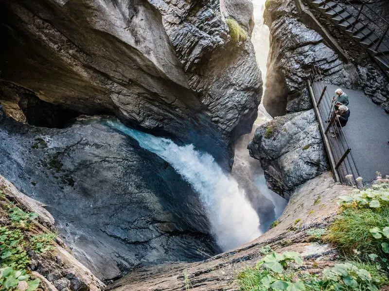 Lauterbrunnen thị trấn cổ t&iacute;ch ẩn s&acirc;u trong d&atilde;y n&uacute;i Alps Thụy Sĩ 10