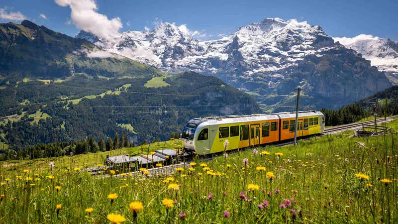 Lauterbrunnen thị trấn cổ t&iacute;ch ẩn s&acirc;u trong d&atilde;y n&uacute;i Alps Thụy Sĩ 11