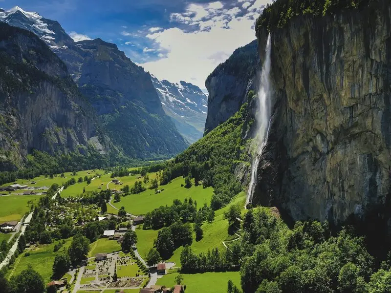 Lauterbrunnen thị trấn cổ t&iacute;ch ẩn s&acirc;u trong d&atilde;y n&uacute;i Alps Thụy Sĩ 7