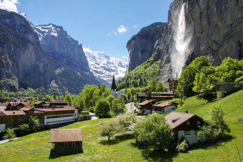 Lauterbrunnen thị trấn cổ t&iacute;ch ẩn s&acirc;u trong d&atilde;y n&uacute;i Alps Thụy Sĩ 2