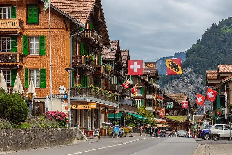 Lauterbrunnen thị trấn cổ t&iacute;ch ẩn s&acirc;u trong d&atilde;y n&uacute;i Alps Thụy Sĩ 6